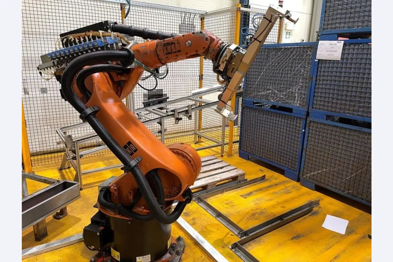 Goed onderhouden bewerkingscentra en robots bij een toeleverancier voor de auto-industrie-14